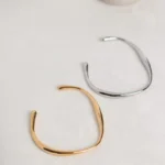 Ατσάλινη χειροπέδα σε ασημί χρώμα- Sleek Vibe