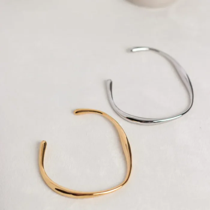 Ατσάλινη χειροπέδα σε ασημί χρώμα- Sleek Vibe