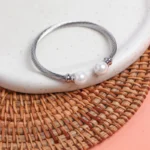 Ατσάλινη χειροπέδα σε ασημί χρώμα με πέρλες – Pearl to Pearl