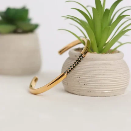 Επίχρυση χειροπέδα με πράσινες πέτρες ζιργκόν- Emerald Cuff