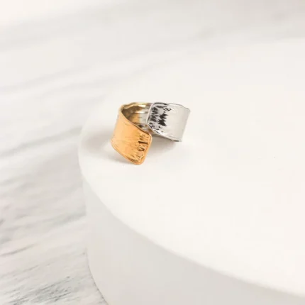 Ατσάλινο δαχτυλίδι σε διχρωμία με σφυρήλατη υφή- Dual Tone Texture Ring