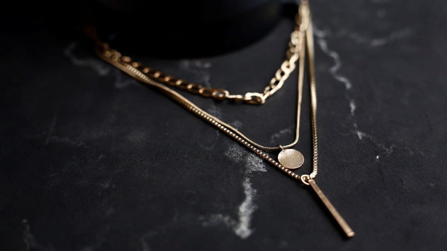 Layering Queen Ο Οδηγός για το Απόλυτο Stack Κολιέ