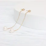 Επίχρυσα ατσάλινα κρεμαστά σκουλαρίκια που καταλήγουν σε πέρλα- Pearl Drops