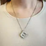 Ατσάλινο κολιέ σε ασημί απόχρωση Μονόγραμμα 'E' – Silver Balloon 'E'