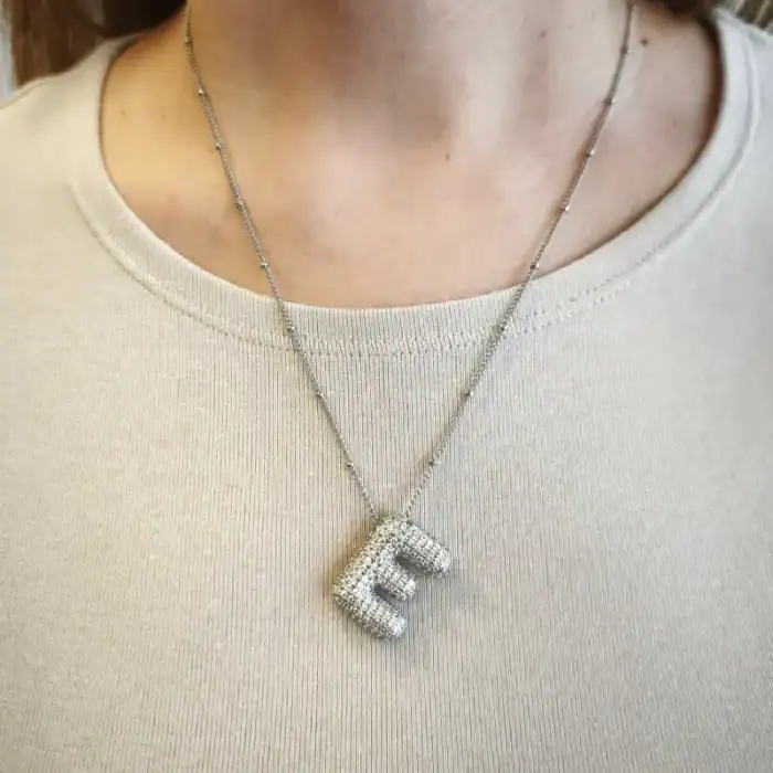 Ατσάλινο κολιέ σε ασημί απόχρωση Μονόγραμμα 'E' – Silver Balloon 'E'