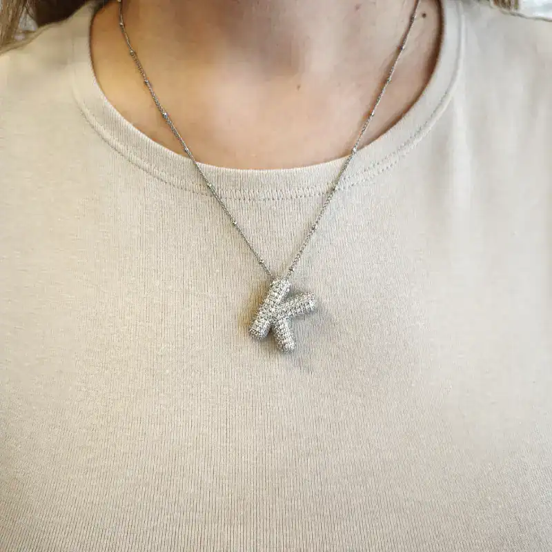 Ατσάλινο κολιέ σε ασημί απόχρωση Μονόγραμμα 'K' – Silver Balloon 'K'