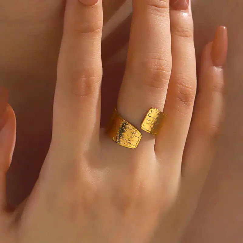 Επίχρυσο Ατσάλινο δαχτυλίδι με σφυρήλατη υφή – Hammered Texture Ring