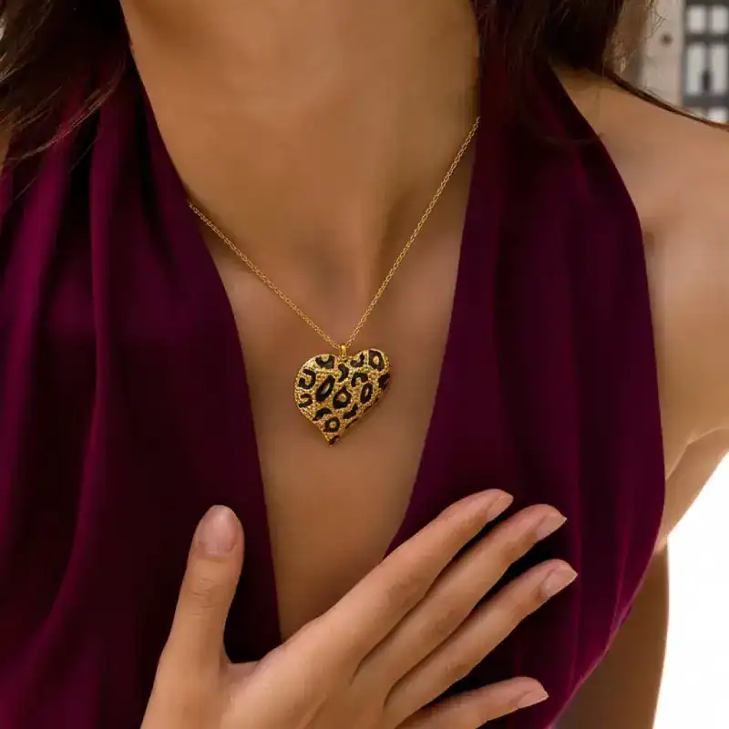 Επίχρυσο Κολιέ Καρδιά σε animal print – Bold Animal Print Heart